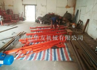 點(diǎn)擊查看詳細(xì)信息<br>標(biāo)題：華友機(jī)械直滑式吊運(yùn)機(jī)發(fā)貨現(xiàn)場(chǎng) 閱讀次數(shù)：6788
